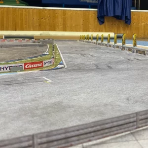 Blick auf die Start und Zielgerade der prinzenparkrennstrecke für Carrera Hybrid von die-ideallienie.de